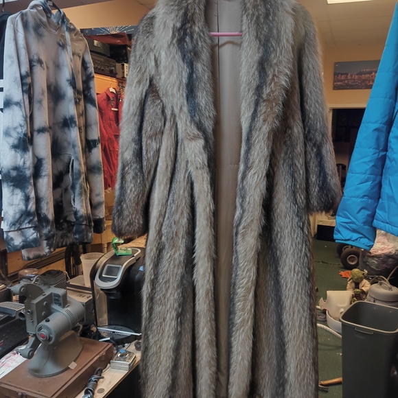 Racoon Fur Coat In Excellent Condition - Picture 2 of 5